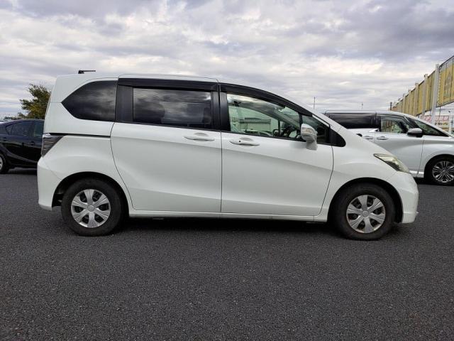 フリード Ｇ　ジャストセレクション　ＭナビＢカメラ左ＡドアＨＩＤキーフリＥＴＣオートＡＣアイドリ（11枚目）