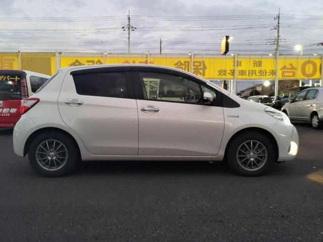 ヴィッツ ハイブリッドＦ　セーフティーエディションＩＩＩ　１２セグＭナビＢカメＬＥＤライＥＴＣ衝突軽減Ｂキーフリ外ＡＷ（11枚目）