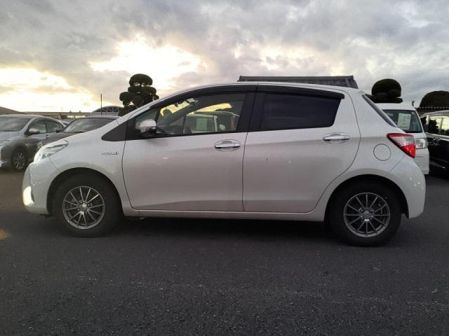 ヴィッツ ハイブリッドＦ　セーフティーエディションＩＩＩ　１２セグＭナビＢカメＬＥＤライＥＴＣ衝突軽減Ｂキーフリ外ＡＷ（12枚目）