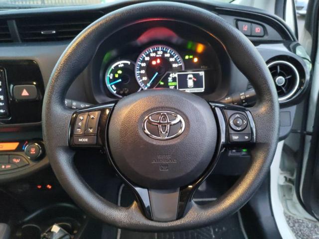 ヴィッツ ハイブリッドＦ　セーフティーエディションＩＩＩ　１２セグＭナビＢカメＬＥＤライＥＴＣ衝突軽減Ｂキーフリ外ＡＷ（20枚目）