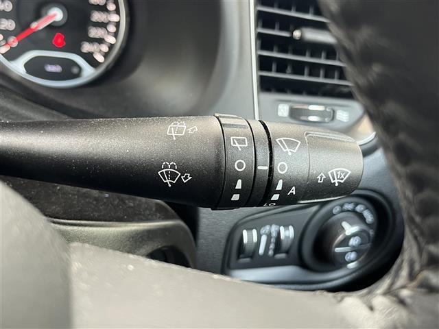 ジープ・レネゲード リミテッド　純正ナビ　Ｂｌｕｅｔｏｏｔｈ　フルセグ　ＣＤ　ＤＶＤ　ＡＭ　ＦＭ　ワンオーナー　バックカメラ　ビルトインＥＴＣ　クルーズコントロール　ドライブレコーダー　プッシュスタート　スマートキー　レザーシート（14枚目）