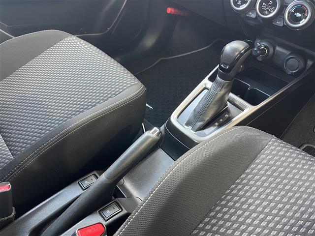 スイフト XRリミテッド 純正ナビ Bluetooth フルセグ CD DVD AM FM バックカメラ ビルトインETC ドライブレコーダー クルーズコントロール 社外15インチアルミホイール 純正フロアマット 盗難防止装置(8枚目)