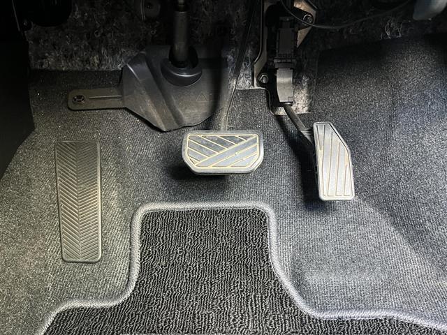 スイフト XRリミテッド 純正ナビ Bluetooth フルセグ CD DVD AM FM バックカメラ ビルトインETC ドライブレコーダー クルーズコントロール 社外15インチアルミホイール 純正フロアマット 盗難防止装置(17枚目)