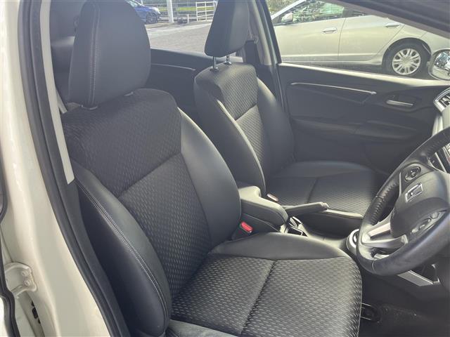 フィットハイブリッド Ｌパッケージ　純正ＨＤＤナビ　ＥＴＣ　ドライブレコーダー　フルセグテレビ　バックカメラ　クルーズコントロール　プッシュスタート　フロアマット　純正１６インチアルミホイール　オートライト　横滑り防止装置（22枚目）