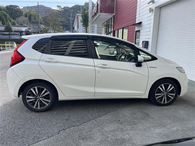 フィットハイブリッド Ｌパッケージ　純正ＨＤＤナビ　ＥＴＣ　ドライブレコーダー　フルセグテレビ　バックカメラ　クルーズコントロール　プッシュスタート　フロアマット　純正１６インチアルミホイール　オートライト　横滑り防止装置（37枚目）