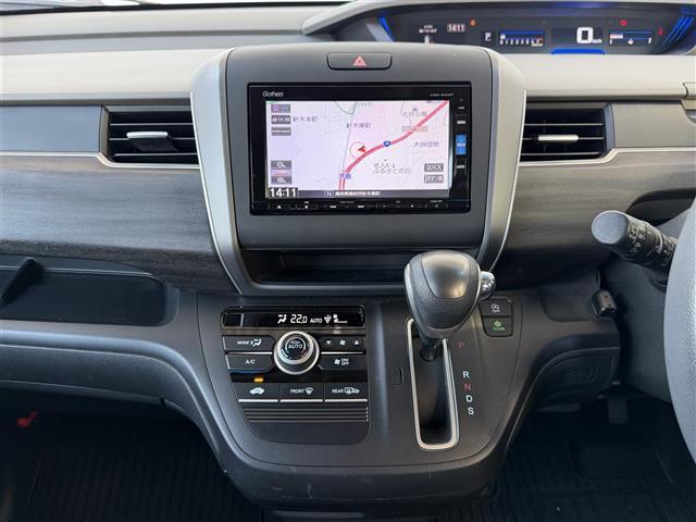 フリード Ｇ・ホンダセンシング　純正ナビ　Ｂｌｕｅｔｏｏｔｈ接続　ＥＴＣ　バックカメラ　後席用モニター　フルセグテレビ　三列シート　純正フロアマット　純正１５インチアルミホイール　両側パワースライドドア　横滑り防止装置（2枚目）