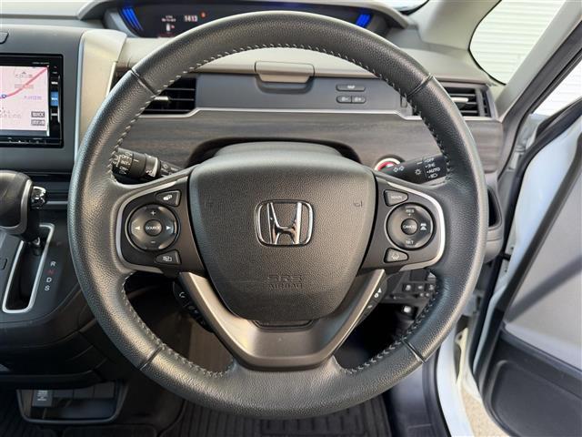 フリード Ｇ・ホンダセンシング　純正ナビ　Ｂｌｕｅｔｏｏｔｈ接続　ＥＴＣ　バックカメラ　後席用モニター　フルセグテレビ　三列シート　純正フロアマット　純正１５インチアルミホイール　両側パワースライドドア　横滑り防止装置（8枚目）