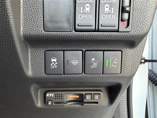 フリード Ｇ・ホンダセンシング　純正ナビ　Ｂｌｕｅｔｏｏｔｈ接続　ＥＴＣ　バックカメラ　後席用モニター　フルセグテレビ　三列シート　純正フロアマット　純正１５インチアルミホイール　両側パワースライドドア　横滑り防止装置（12枚目）