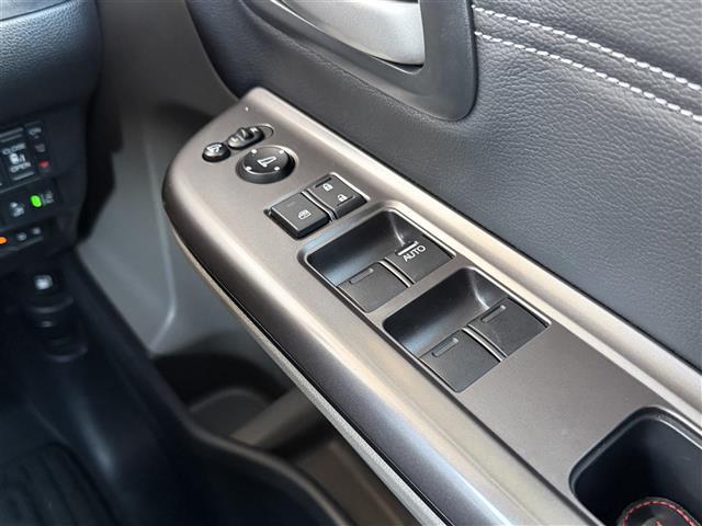 フリード Ｇ・ホンダセンシング　純正ナビ　Ｂｌｕｅｔｏｏｔｈ接続　ＥＴＣ　バックカメラ　後席用モニター　フルセグテレビ　三列シート　純正フロアマット　純正１５インチアルミホイール　両側パワースライドドア　横滑り防止装置（15枚目）