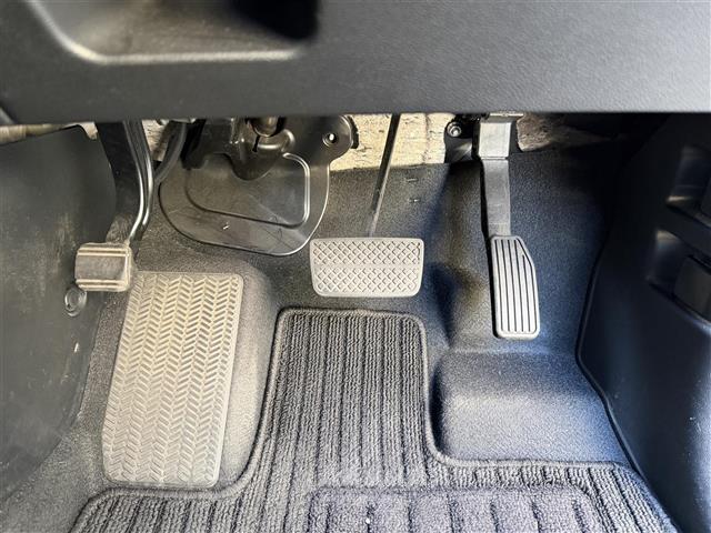 フリード Ｇ・ホンダセンシング　純正ナビ　Ｂｌｕｅｔｏｏｔｈ接続　ＥＴＣ　バックカメラ　後席用モニター　フルセグテレビ　三列シート　純正フロアマット　純正１５インチアルミホイール　両側パワースライドドア　横滑り防止装置（16枚目）