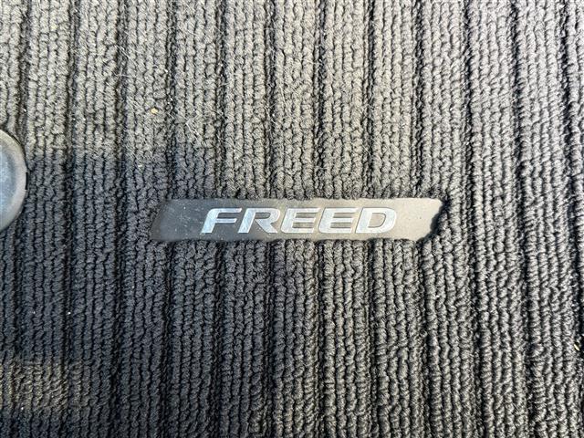 フリード Ｇ・ホンダセンシング　純正ナビ　Ｂｌｕｅｔｏｏｔｈ接続　ＥＴＣ　バックカメラ　後席用モニター　フルセグテレビ　三列シート　純正フロアマット　純正１５インチアルミホイール　両側パワースライドドア　横滑り防止装置（17枚目）