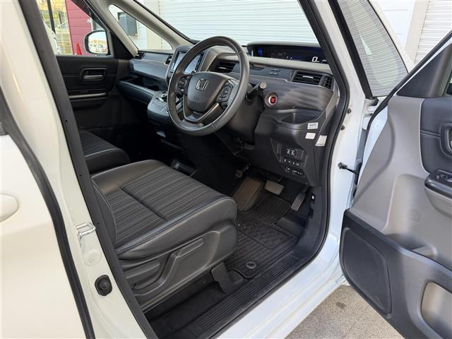 フリード Ｇ・ホンダセンシング　純正ナビ　Ｂｌｕｅｔｏｏｔｈ接続　ＥＴＣ　バックカメラ　後席用モニター　フルセグテレビ　三列シート　純正フロアマット　純正１５インチアルミホイール　両側パワースライドドア　横滑り防止装置（19枚目）