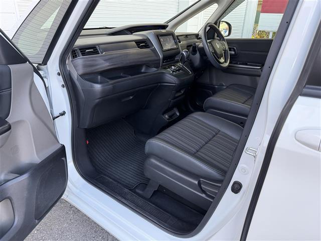 フリード Ｇ・ホンダセンシング　純正ナビ　Ｂｌｕｅｔｏｏｔｈ接続　ＥＴＣ　バックカメラ　後席用モニター　フルセグテレビ　三列シート　純正フロアマット　純正１５インチアルミホイール　両側パワースライドドア　横滑り防止装置（21枚目）