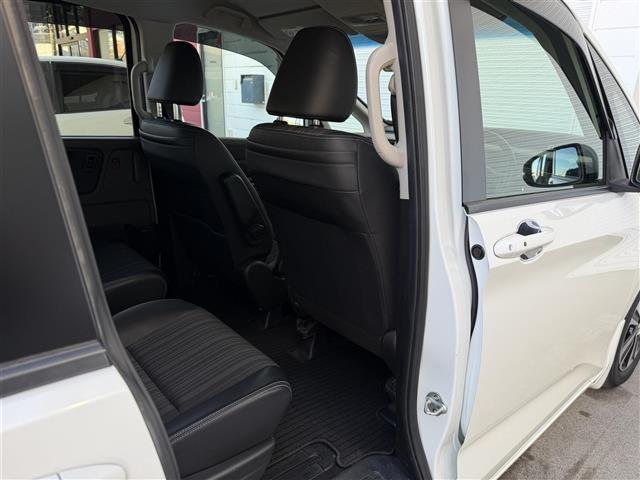 フリード Ｇ・ホンダセンシング　純正ナビ　Ｂｌｕｅｔｏｏｔｈ接続　ＥＴＣ　バックカメラ　後席用モニター　フルセグテレビ　三列シート　純正フロアマット　純正１５インチアルミホイール　両側パワースライドドア　横滑り防止装置（23枚目）