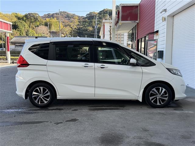 フリード Ｇ・ホンダセンシング　純正ナビ　Ｂｌｕｅｔｏｏｔｈ接続　ＥＴＣ　バックカメラ　後席用モニター　フルセグテレビ　三列シート　純正フロアマット　純正１５インチアルミホイール　両側パワースライドドア　横滑り防止装置（33枚目）