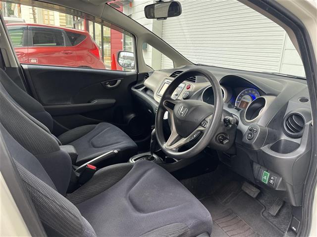 フィットハイブリッド ベースグレード　純正ナビ　ＥＴＣ　ドライブレコーダー　クルーズコントロール　ワンセグテレビ　ＡＭ／ＦＭ　ＡＡＣ　リモコンキー　スペアキー　純正フロアマット　運転席＋助手席エアバッグ　盗難防止装置　保証書　取扱説明書（18枚目）