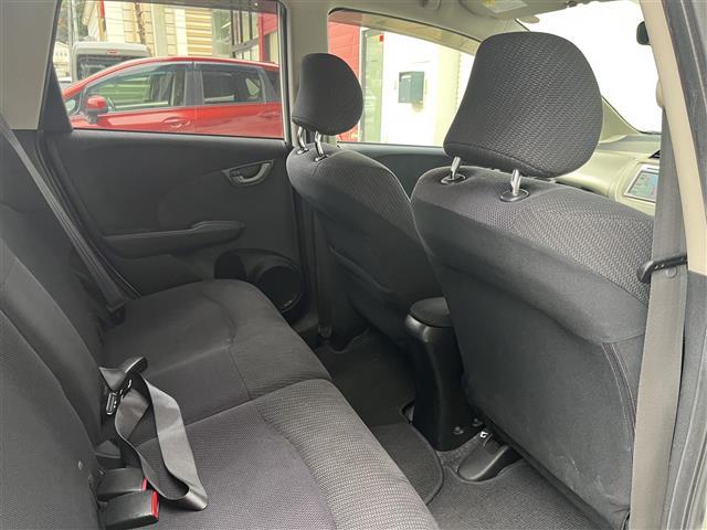 フィットハイブリッド ベースグレード　純正ナビ　ＥＴＣ　ドライブレコーダー　クルーズコントロール　ワンセグテレビ　ＡＭ／ＦＭ　ＡＡＣ　リモコンキー　スペアキー　純正フロアマット　運転席＋助手席エアバッグ　盗難防止装置　保証書　取扱説明書（22枚目）