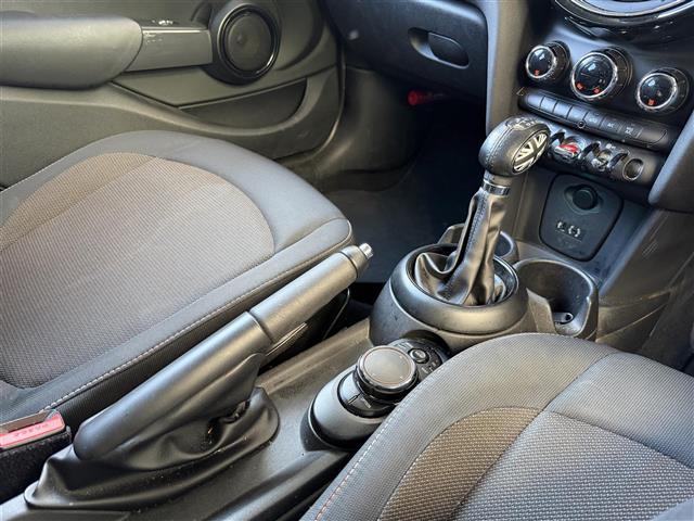 ＭＩＮＩ クーパーＤ　純正ナビ　Ｂｌｕｅｔｏｏｔｈ　ＵＳＢ　ＡＭ　ＦＭ　ＡＵＸ　ＥＴＣ　アイドリングストップ　プッシュスタート　スマートキー　ＬＥＤヘッドライト　ＭＴモード付ＡＴ　スペアキー　ターボ　盗難防止装置（6枚目）
