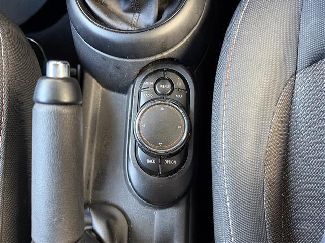 ＭＩＮＩ クーパーＤ　純正ナビ　Ｂｌｕｅｔｏｏｔｈ　ＵＳＢ　ＡＭ　ＦＭ　ＡＵＸ　ＥＴＣ　アイドリングストップ　プッシュスタート　スマートキー　ＬＥＤヘッドライト　ＭＴモード付ＡＴ　スペアキー　ターボ　盗難防止装置（12枚目）