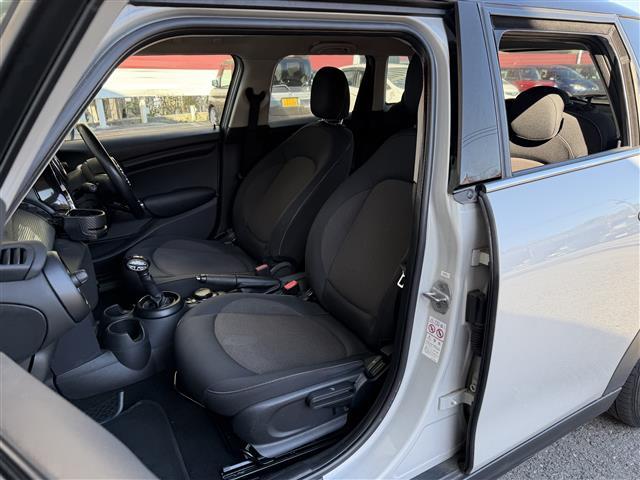 ＭＩＮＩ クーパーＤ　純正ナビ　Ｂｌｕｅｔｏｏｔｈ　ＵＳＢ　ＡＭ　ＦＭ　ＡＵＸ　ＥＴＣ　アイドリングストップ　プッシュスタート　スマートキー　ＬＥＤヘッドライト　ＭＴモード付ＡＴ　スペアキー　ターボ　盗難防止装置（22枚目）