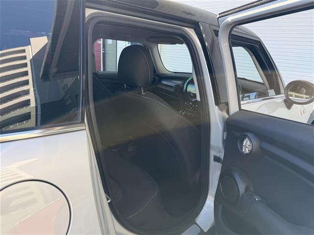 ＭＩＮＩ クーパーＤ　純正ナビ　Ｂｌｕｅｔｏｏｔｈ　ＵＳＢ　ＡＭ　ＦＭ　ＡＵＸ　ＥＴＣ　アイドリングストップ　プッシュスタート　スマートキー　ＬＥＤヘッドライト　ＭＴモード付ＡＴ　スペアキー　ターボ　盗難防止装置（23枚目）