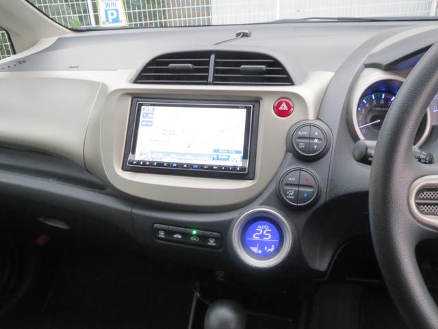 フィットハイブリッド ベースグレード　ナビ　ＣＤ　ＤＶＤ　ＴＶ　ＵＳＢ　ＡＵＸ　ラジオ　ＥＴＣ　オートエアコン　電動格納リモコンミラー　キーレス　クルーズコントロール　ドライブレコーダー　プライバシーガラス（5枚目）
