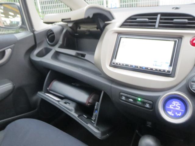 フィットハイブリッド ベースグレード　ナビ　ＣＤ　ＤＶＤ　ＴＶ　ＵＳＢ　ＡＵＸ　ラジオ　ＥＴＣ　オートエアコン　電動格納リモコンミラー　キーレス　クルーズコントロール　ドライブレコーダー　プライバシーガラス（8枚目）