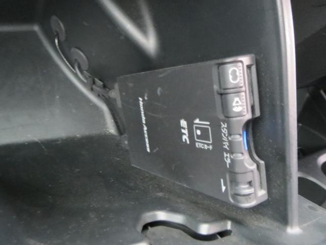 フィットハイブリッド ベースグレード　ナビ　ＣＤ　ＤＶＤ　ＴＶ　ＵＳＢ　ＡＵＸ　ラジオ　ＥＴＣ　オートエアコン　電動格納リモコンミラー　キーレス　クルーズコントロール　ドライブレコーダー　プライバシーガラス（9枚目）