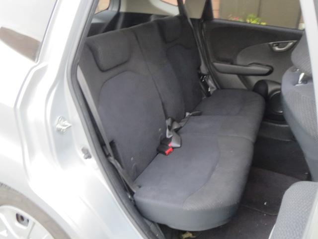 フィットハイブリッド ベースグレード　ナビ　ＣＤ　ＤＶＤ　ＴＶ　ＵＳＢ　ＡＵＸ　ラジオ　ＥＴＣ　オートエアコン　電動格納リモコンミラー　キーレス　クルーズコントロール　ドライブレコーダー　プライバシーガラス（11枚目）