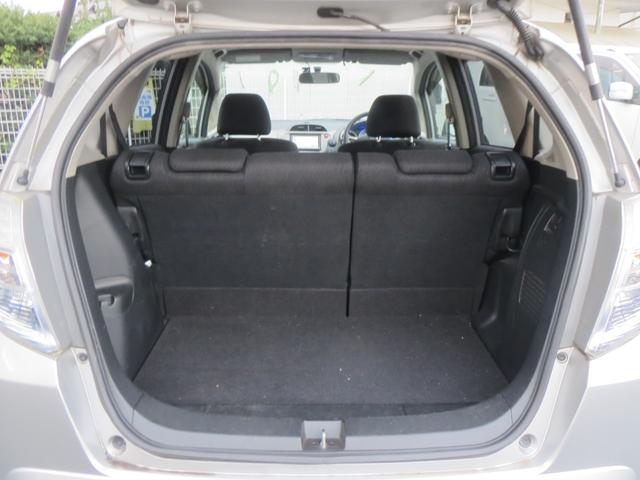 フィットハイブリッド ベースグレード　ナビ　ＣＤ　ＤＶＤ　ＴＶ　ＵＳＢ　ＡＵＸ　ラジオ　ＥＴＣ　オートエアコン　電動格納リモコンミラー　キーレス　クルーズコントロール　ドライブレコーダー　プライバシーガラス（13枚目）