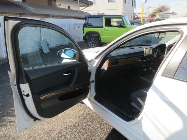 ３シリーズ ３２０ｉ　ナビ　ＣＤ　ＡＭ　ＦＭラジオ　ＡＵＸ　ＥＴＣ　オートエアコン　スマートキー　電動格納リモコンミラー　６エアバック　ＡＢＳ　ＥＳＣ　ＨＩＤヘッドライト　フォグランプ　アルミホイール　ＴチェーンＥｇ　ＦＲ（32枚目）