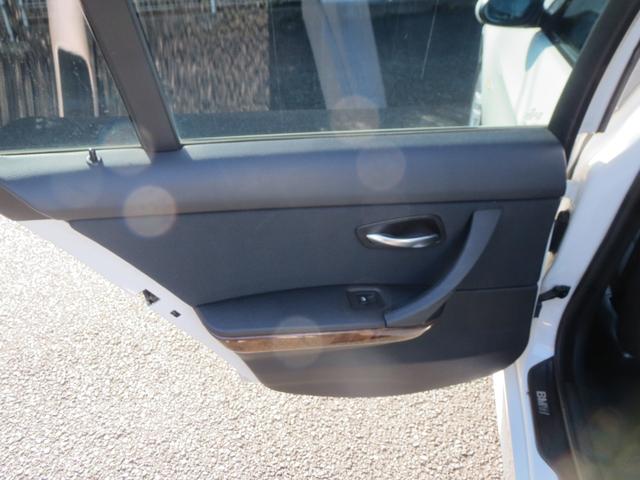 ３シリーズ ３２０ｉ　ナビ　ＣＤ　ＡＭ　ＦＭラジオ　ＡＵＸ　ＥＴＣ　オートエアコン　スマートキー　電動格納リモコンミラー　６エアバック　ＡＢＳ　ＥＳＣ　ＨＩＤヘッドライト　フォグランプ　アルミホイール　ＴチェーンＥｇ　ＦＲ（35枚目）