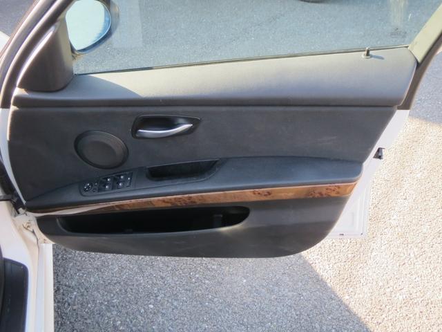 ３シリーズ ３２０ｉ　ナビ　ＣＤ　ＡＭ　ＦＭラジオ　ＡＵＸ　ＥＴＣ　オートエアコン　スマートキー　電動格納リモコンミラー　６エアバック　ＡＢＳ　ＥＳＣ　ＨＩＤヘッドライト　フォグランプ　アルミホイール　ＴチェーンＥｇ　ＦＲ（44枚目）