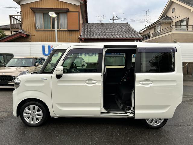 【スライドドア】リヤドアはスライドタイプなのでちょっと狭い駐車場でも乗り降り安心☆とくに風の強い日はドアが急に開いてヒヤリという事もないですよ！ワンアクションパワースライドドアで便利♪