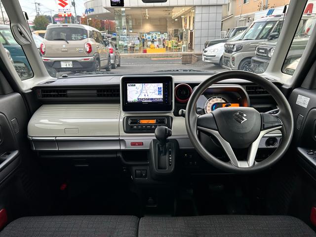 【インテリア】足元広々インパネシフト♪運転席から助手席への移動も楽にできますね♪道の状況や止める場所によって運転席側から出づらい時ってありませんか？そんな時、助手席側から降りることができますよ♪