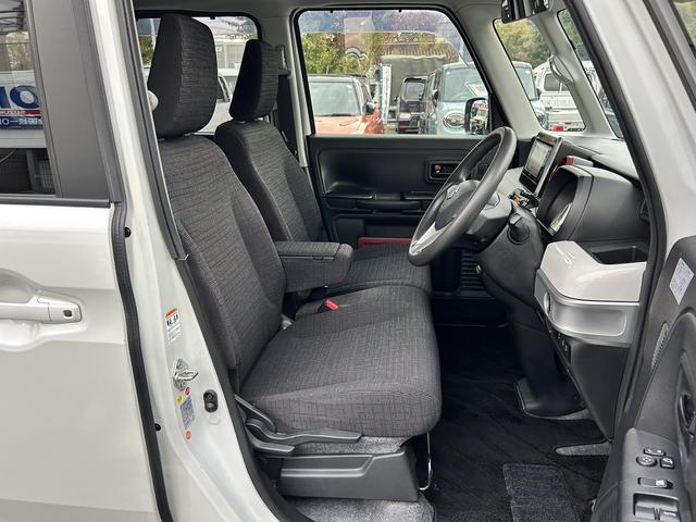 【フロントシート】高めのヒップポイントで見晴らしが良く、運転もしやすいですよ◎運転席アームレストがついているので長距離運転時の疲労軽減になりますよ◎