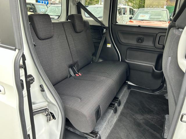 【リヤシート】低いステップでお子さんからお年寄りの方までみんなが乗りやすい低床フロア◎しかも後席の足元に温風を送り込むリヤヒーターダクトも装備◎左右独立スライドとリクライニングができてゆったり座れます