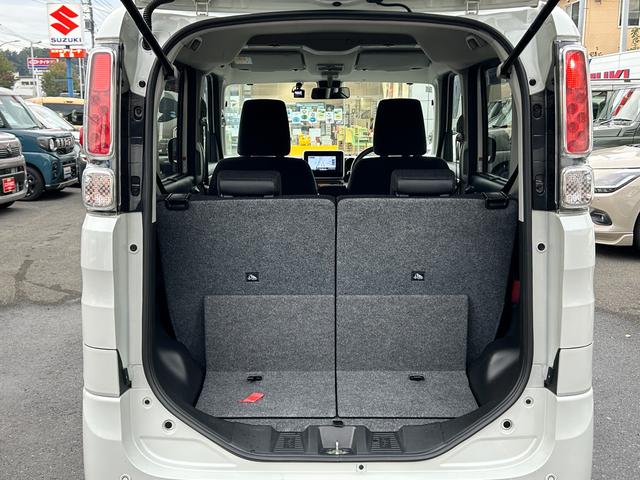 【ラゲッジ】バックドア開口部が広く、低床になっているので荷物の出し入れもラクラク♪大きな荷物も積みやすい！荷室から出ているストラップを引っ張ると、車に乗り込まなくても荷室側からシートスライドも可能です