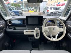 【インテリア】足元広々インパネシフト♪運転席から助手席への移動も楽にできますね♪道の状況や止める場所によって運転席側から出づらい時ってありませんか？そんな時、助手席側から降りることができますよ♪ 4