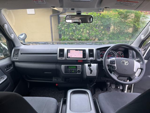 ハイエースバン ロングスーパーGL ディーゼル 15インチアルミ リア小窓付きガラス 純正SDナビ フルセグ SDオーディオ Bオーディオ オートエアコン Wエアバック 100V電源 ステアリングスイッチ リアシートベルト 記録簿(14枚目)