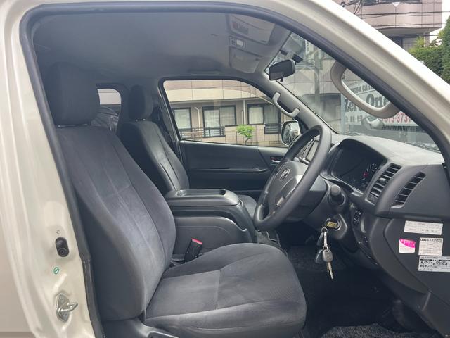 ハイエースバン ロングスーパーGL ディーゼル 15インチアルミ リア小窓付きガラス 純正SDナビ フルセグ SDオーディオ Bオーディオ オートエアコン Wエアバック 100V電源 ステアリングスイッチ リアシートベルト 記録簿(15枚目)