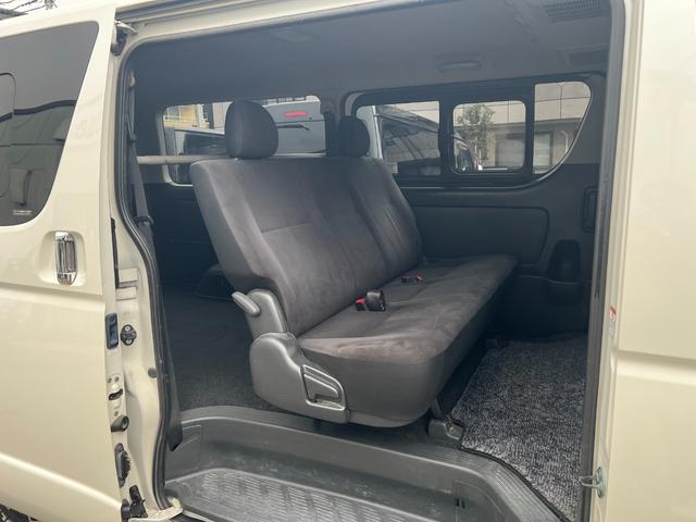 ハイエースバン ロングスーパーGL ディーゼル 15インチアルミ リア小窓付きガラス 純正SDナビ フルセグ SDオーディオ Bオーディオ オートエアコン Wエアバック 100V電源 ステアリングスイッチ リアシートベルト 記録簿(17枚目)