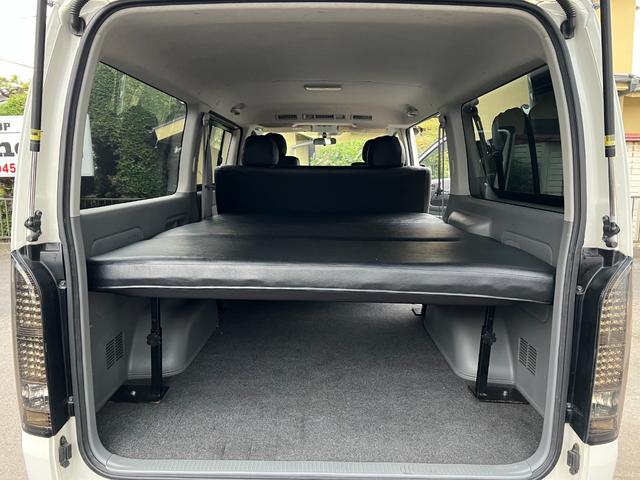 ハイエースバン ロングスーパーＧＬ　エセックス１８インチアルミ　新品１．５インチブロック　アルパインＨＤＤナビ　フルセグ　バックモニター　ＤＶＤ再生可能　ミュージックサーバー　１００Ｖ電源　リアシートベルト　シートカバー　ベットキット（22枚目）