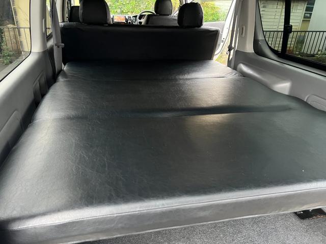 ハイエースバン ロングスーパーＧＬ　エセックス１８インチアルミ　新品１．５インチブロック　アルパインＨＤＤナビ　フルセグ　バックモニター　ＤＶＤ再生可能　ミュージックサーバー　１００Ｖ電源　リアシートベルト　シートカバー　ベットキット（23枚目）