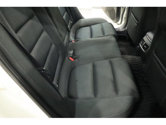 ゆったり広々としたリアシートでご家族、ご友人にもお歓び頂けます！！