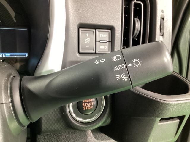 夕暮れ時や連続したトンネルなど、ヘッドライト点・消灯の煩わしさから開放してくれるオートライトが装備されています。