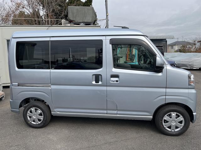 クルーズターボ ターボ 届出済み未使用車 マットバイザー パワーウインドウ プッシュスタート スマートキー Aライト アイドリングストップ 衝突軽減機能 バックソナー フルフラット 分割式リアシート オートハイビーム(8枚目)