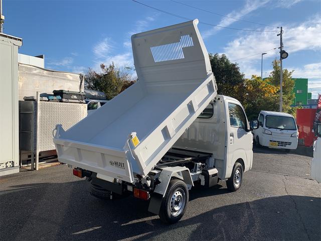 ハイゼットトラック 多目的ダンプ 届出済み未使用車 パワーウィンド スマートキープッシュスタート マニュアルエアコン パートタイム4WD 記録簿 ABS パワステ 運転席エアバッグ オートライト キーレスキー クリソナ 両席エアバッグ(6枚目)