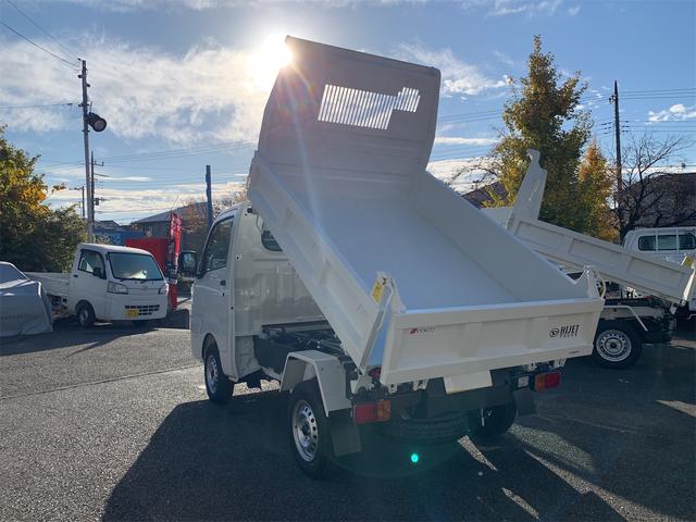 ハイゼットトラック 多目的ダンプ 届出済み未使用車 パワーウィンド スマートキープッシュスタート マニュアルエアコン パートタイム4WD 記録簿 ABS パワステ 運転席エアバッグ オートライト キーレスキー クリソナ 両席エアバッグ(8枚目)