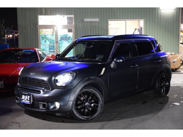 MINI クーパーSD クロスオーバー ブラックナイト 140台限定車 艶消しブラック 黒本革 右ハンドル 新品アンドロイドナビ キーレス アンビエントライト 純正17AW ETC バックカメラ(3枚目)